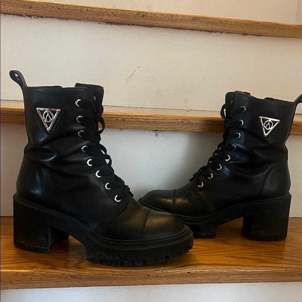 Wishbone heeled boots